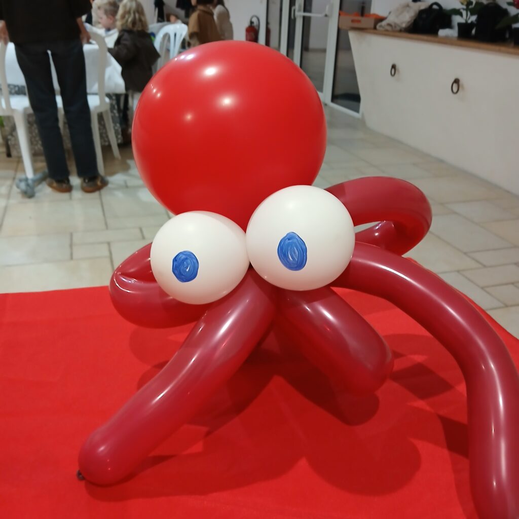 Organisez une animation pour enfants à votre mariage dans le Calvados : sculpture sur ballons et magie en close-up pendant le vin d’honneur. Découvrez nos formules !